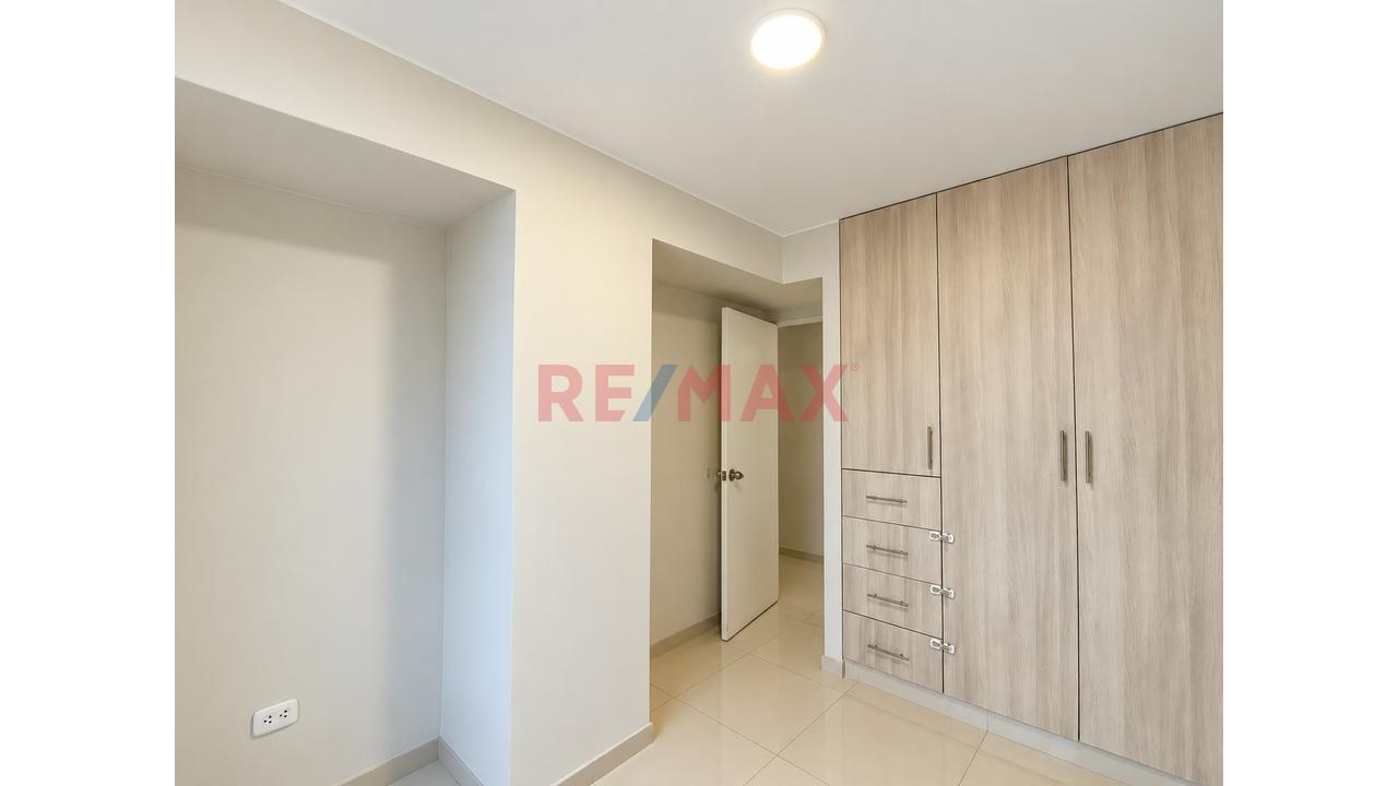 Se Vende Amplio Departamento En Céntrica Y Tranquila Zona En Surquillo. 3D + Estacionamiento + 2 Depósitos — foto 9