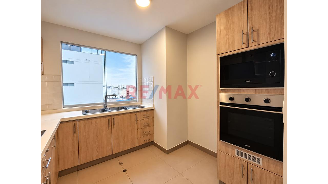 Se Vende Amplio Departamento En Céntrica Y Tranquila Zona En Surquillo. 3D + Estacionamiento + 2 Depósitos — foto 5