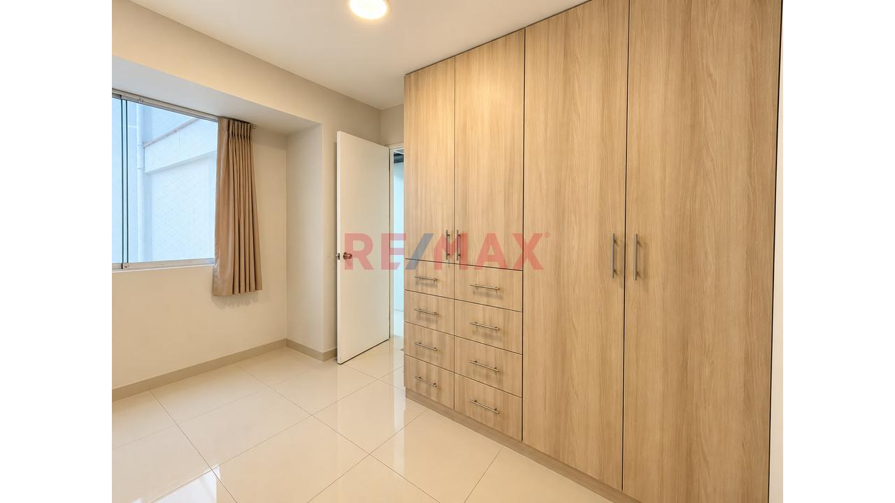 Se Vende Amplio Departamento En Céntrica Y Tranquila Zona En Surquillo. 3D + Estacionamiento + 2 Depósitos — foto 7