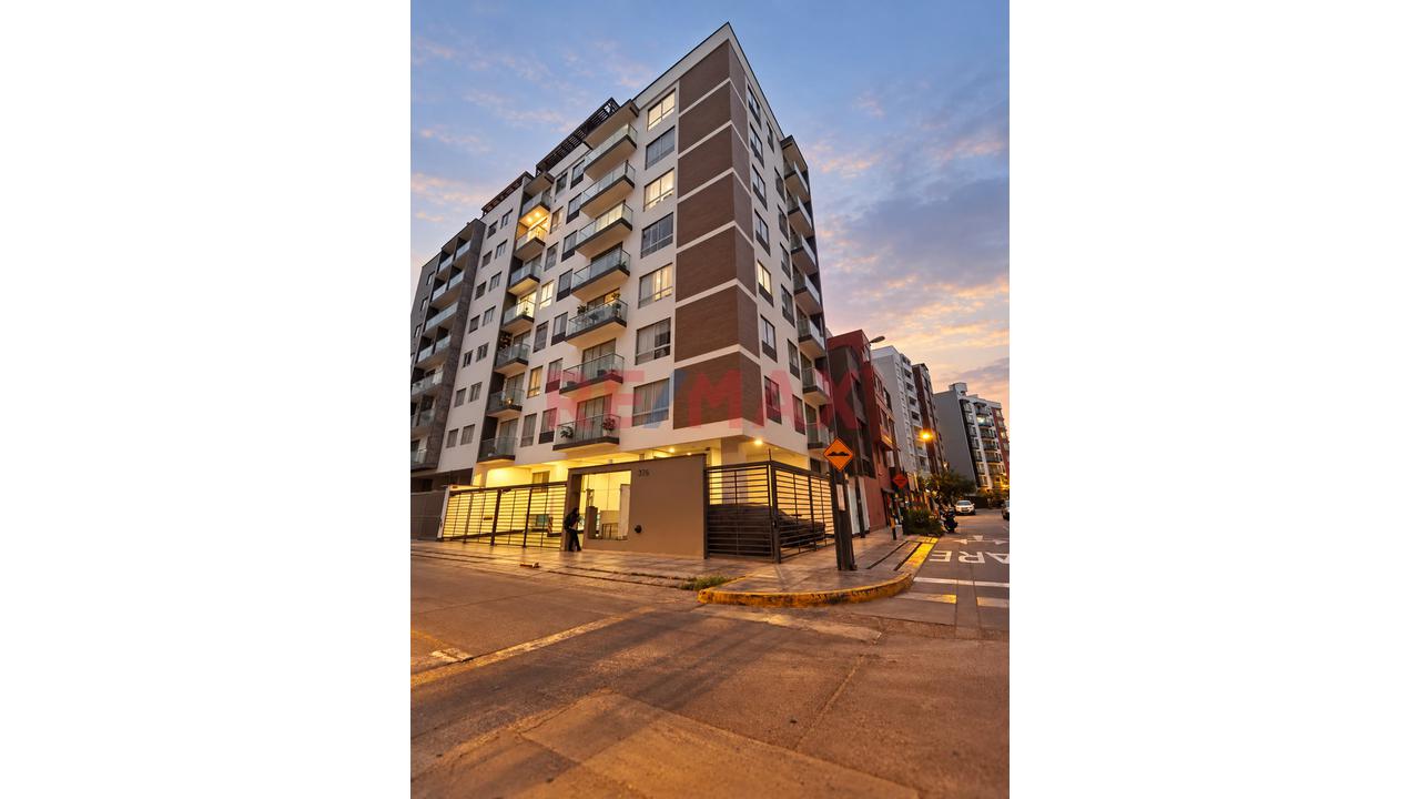 Se Vende Amplio Departamento En Céntrica Y Tranquila Zona En Surquillo. 3D + Estacionamiento + 2 Depósitos — foto 2