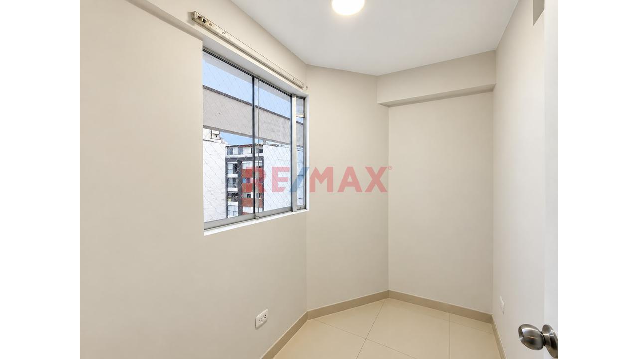 Se Vende Amplio Departamento En Céntrica Y Tranquila Zona En Surquillo. 3D + Estacionamiento + 2 Depósitos — foto 12