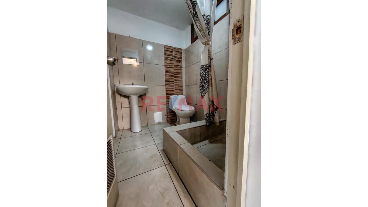Venta De Casa De 3 Pisos En Av. Alejandro Bertello Cdra. 4 ,Limite Con Pueblo Libre, Cercado Delima - 10