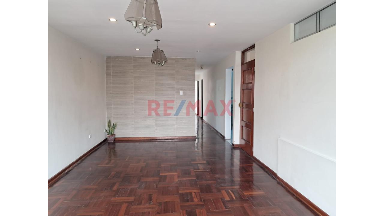 Venta De Casa De 3 Pisos En Av. Alejandro Bertello Cdra. 4 ,Limite Con Pueblo Libre, Cercado Delima - 13