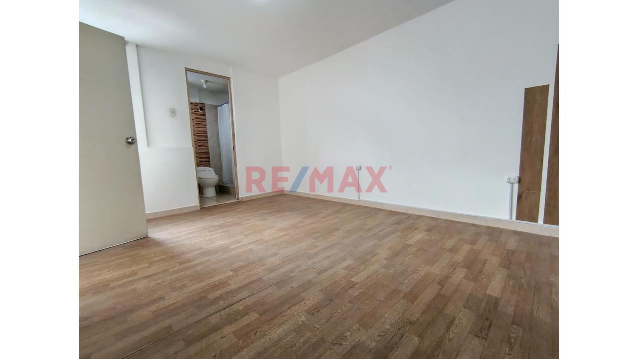 Venta De Casa De 3 Pisos En Av. Alejandro Bertello Cdra. 4 ,Limite Con Pueblo Libre, Cercado Delima - 6