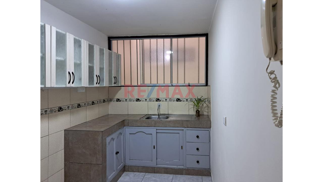 Venta De Casa De 3 Pisos En Av. Alejandro Bertello Cdra. 4 ,Limite Con Pueblo Libre, Cercado Delima - 15