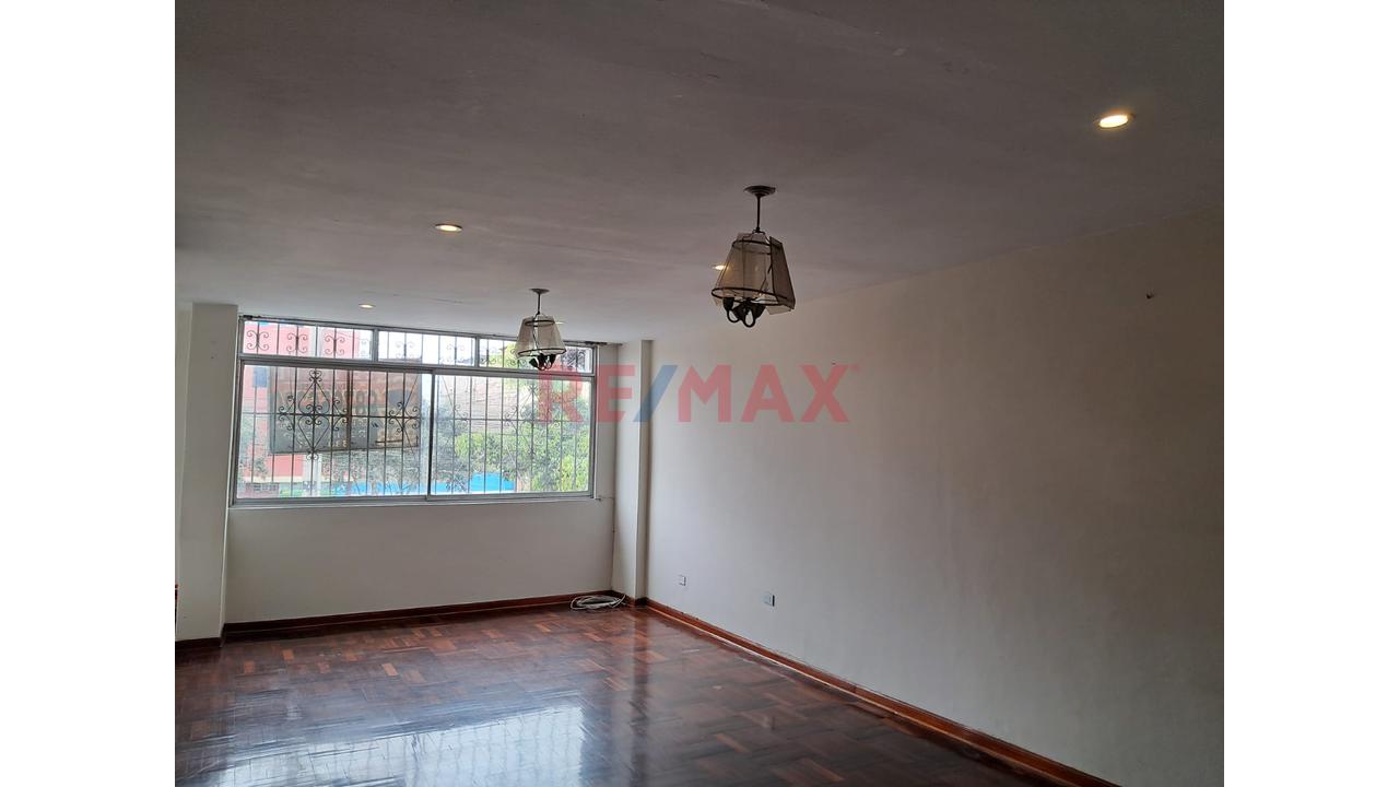 Venta De Casa De 3 Pisos En Av. Alejandro Bertello Cdra. 4 ,Limite Con Pueblo Libre, Cercado Delima - 14