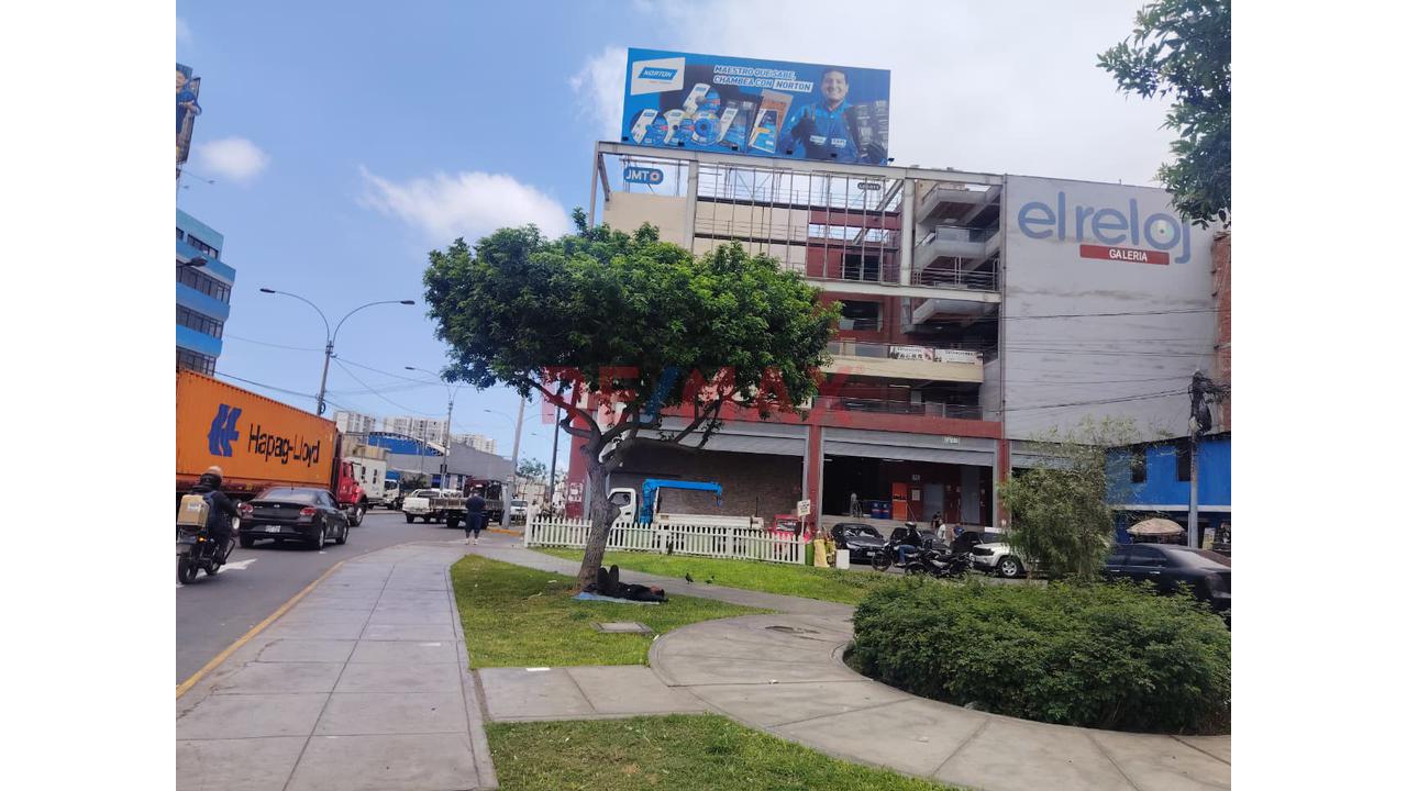 Local Comercial En Venta En Galería El Reloj – Las Malvinas! - 1