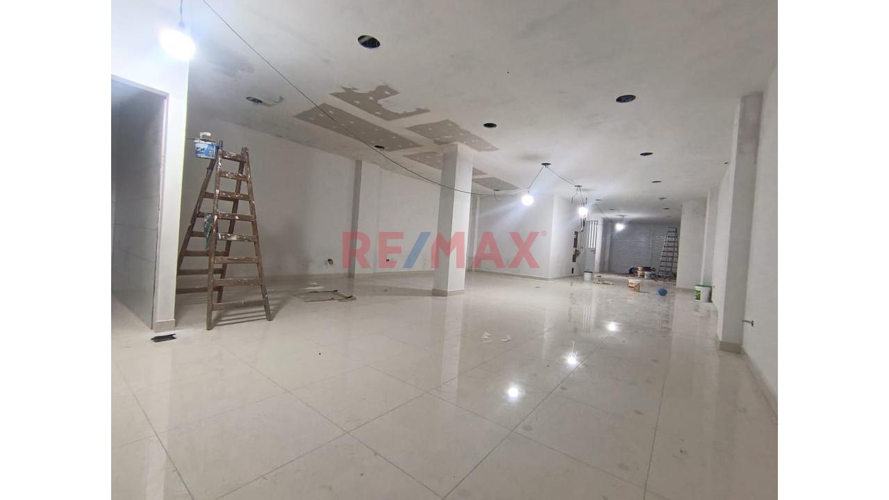 Se Alquila Local Comercial En La Av. Las Palmeras Distrito Los Olivos - 3