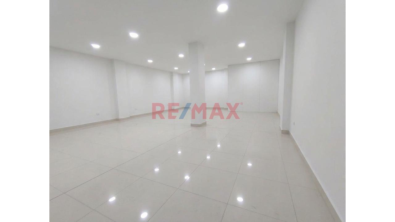 Se Alquila Local Comercial En La Av. Las Palmeras Distrito Los Olivos — foto 4
