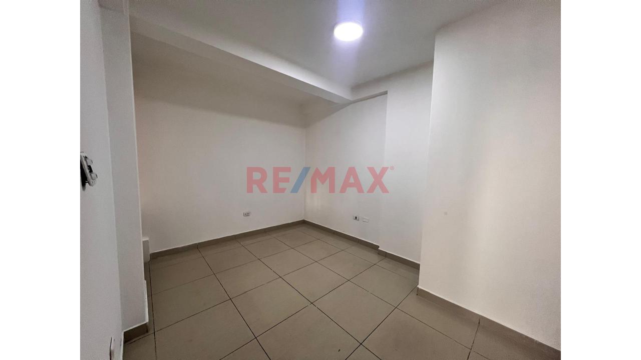 🏢 **¡Se Alquila Oficina En Salamanca!** 📍 - 4