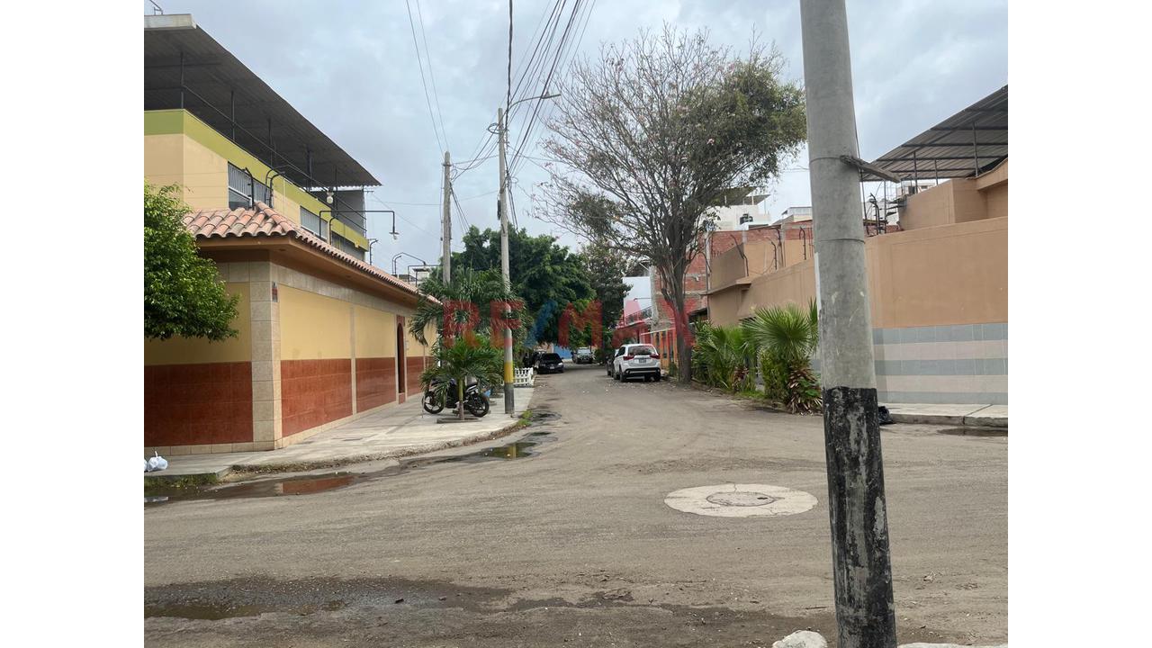 Casa En Venta A Precio De Terreno En Urb. 4 De Enero - 16