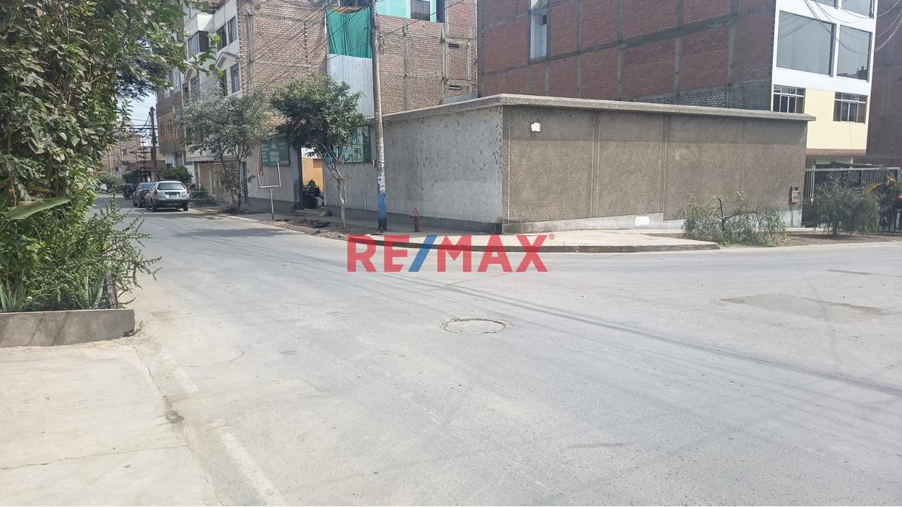 ¡Excelente Oportunidad! Alquilo Terreno De 345 M2, Cercado Y Con Servicios Básicos En Zona De Alto Movimiento Comercial. Ideal Para Negocio, Almacen O Deposito. - 1