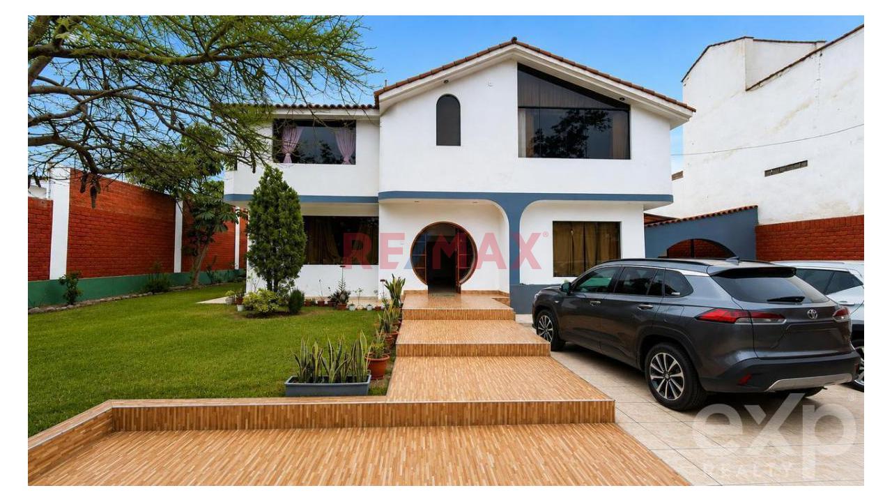 Casa En Venta En Sol De La Molina | 1.080 M² De Terreno, Jardín Y Piscina - 1