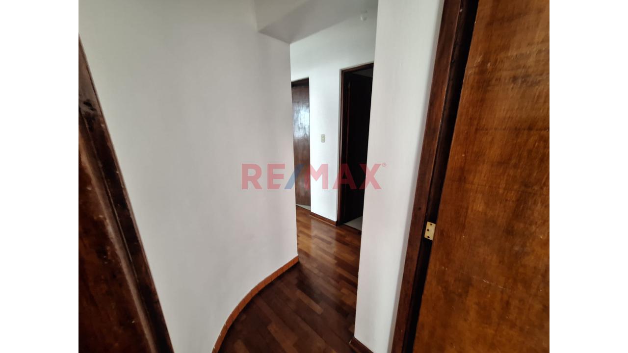 Alquilo Departamento Amplio En Av. Principal Surquillo - 9