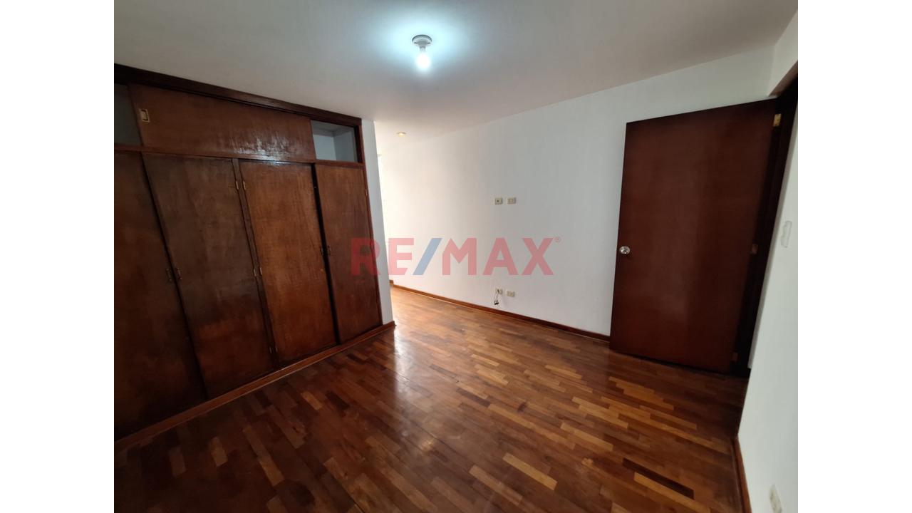 Alquilo Departamento Amplio En Av. Principal Surquillo - 5
