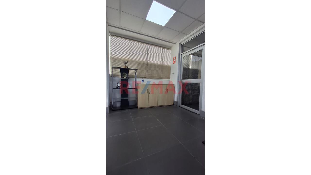 Se Alquilan 223.40 M2 En Ate - 2 Pisos Multifuncionales / Coworking Industrial - 11