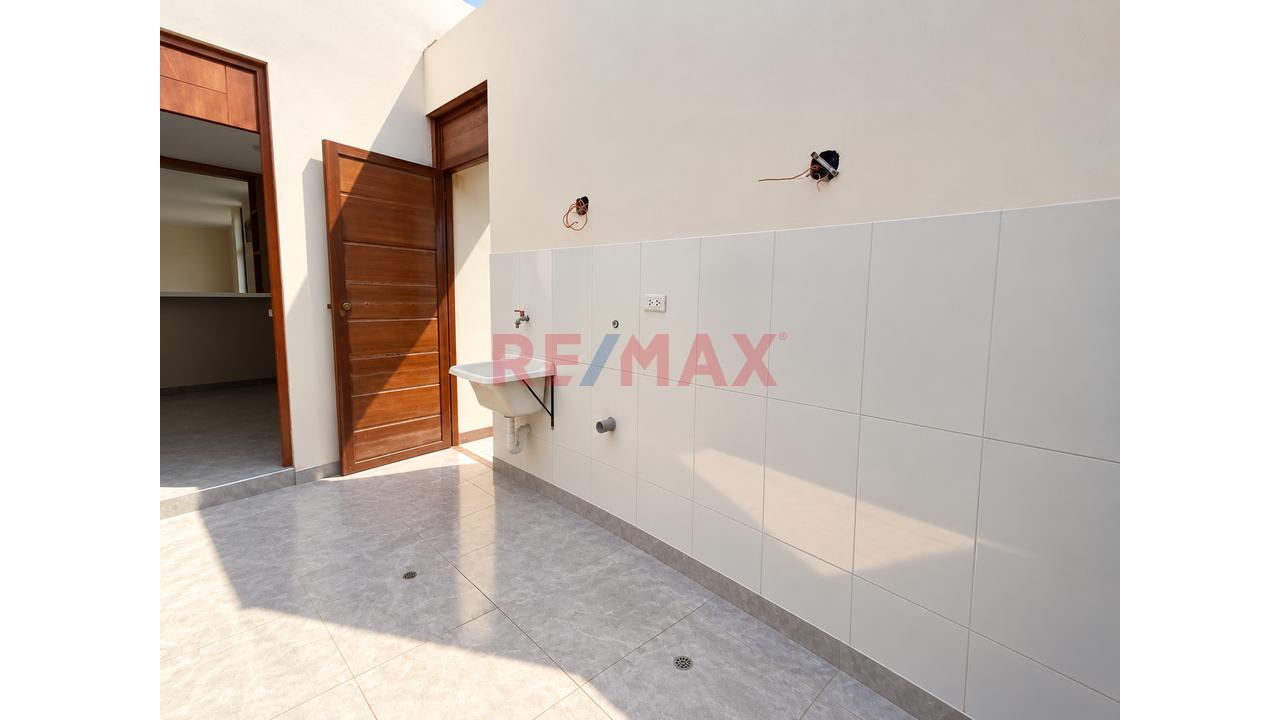 Se Vende Casa De 3 Pisos En Urb. Altos Del Valle - Moche — foto 5