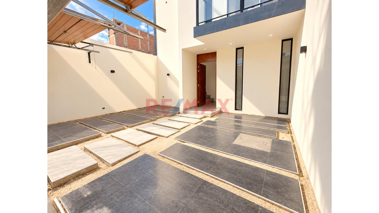 Se Vende Casa De 3 Pisos En Urb. Altos Del Valle - Moche — foto 3