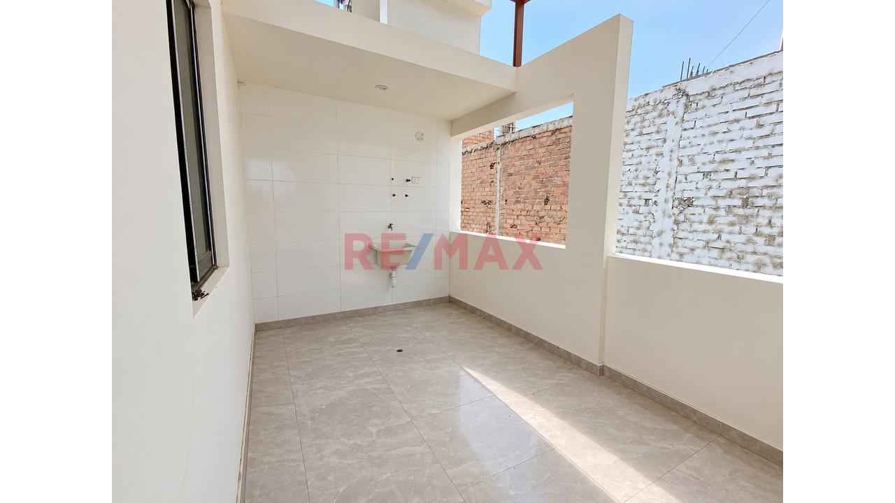 Se Vende Casa De 3 Pisos En Urb. Altos Del Valle - Moche - 19