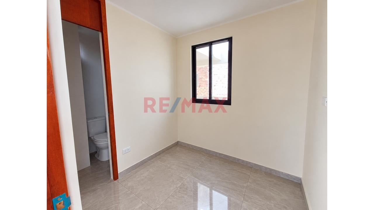 Se Vende Casa De 3 Pisos En Urb. Altos Del Valle - Moche - 17