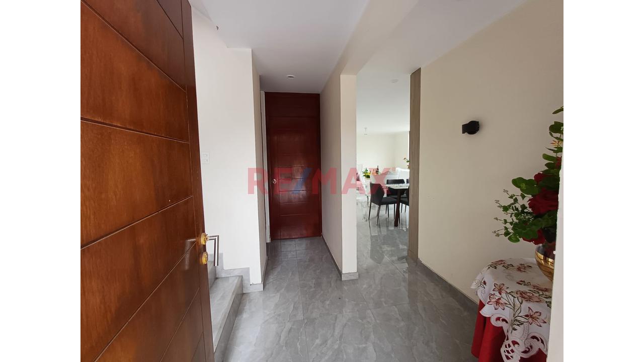 Se Vende Casa De 3 Pisos En Urb. Altos Del Valle - Moche — foto 4