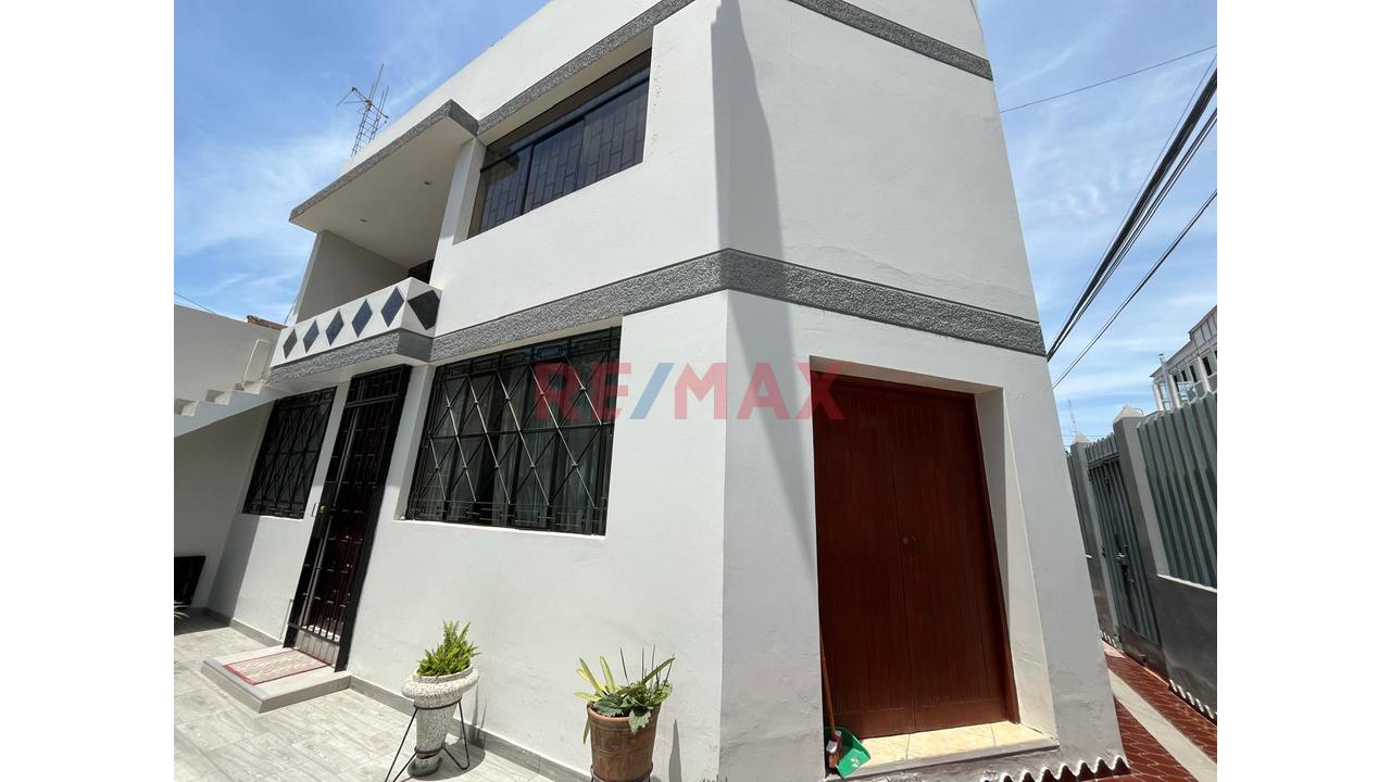 ¡Alquiler De Casa Comercial En Esquina – Urbanización San Isidro, Ica! — foto 2