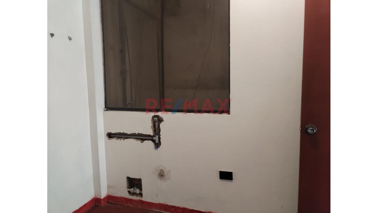 Alquiler De Local Comercial Amplio Y Funcional - 12
