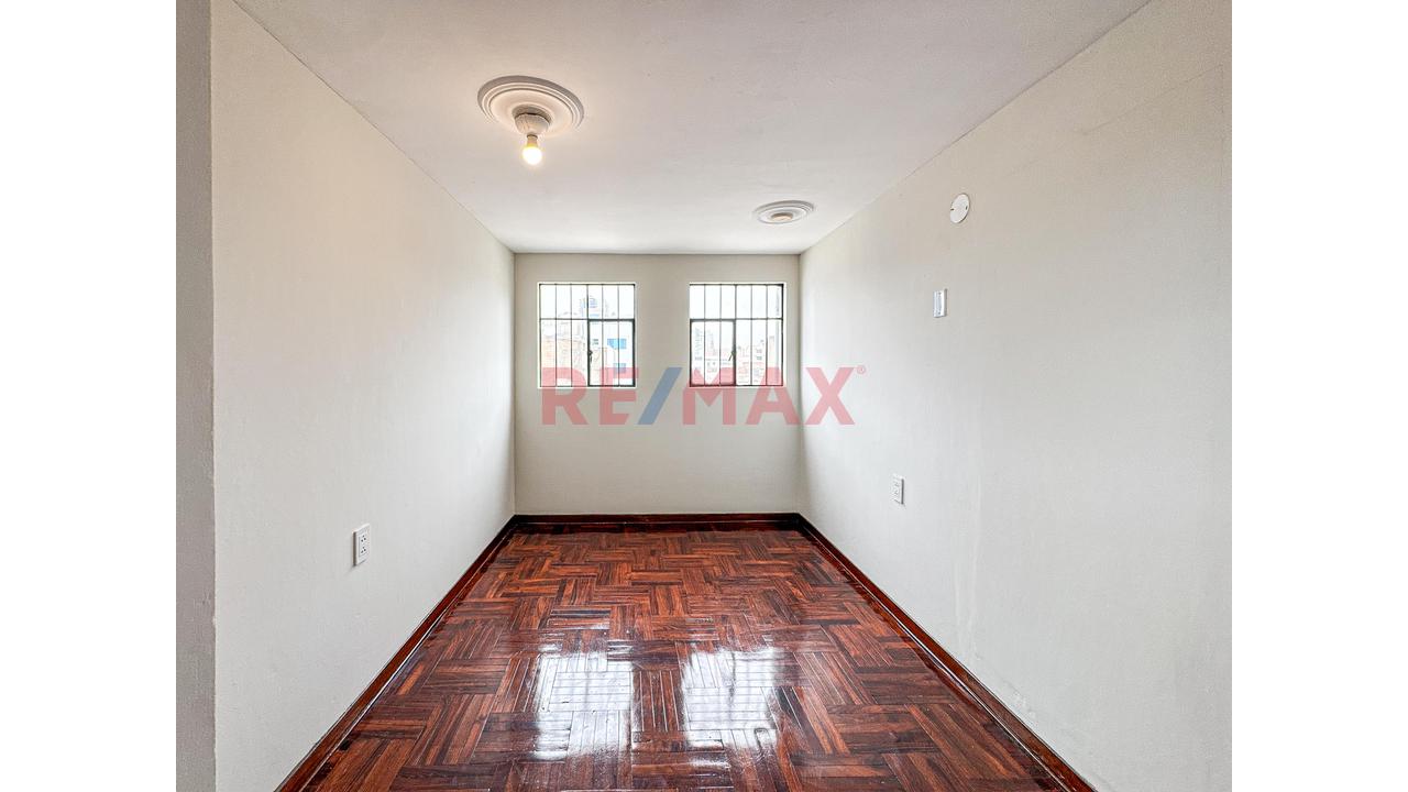 Alquiler De Habitación En Avenida Venezuela - 2