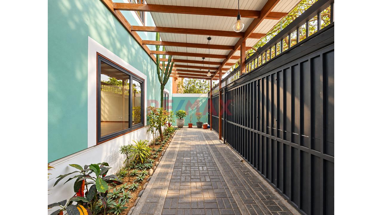 En Venta Hermosa Y Moderna Casa De Tres En Miraflores - Reducto — foto 6