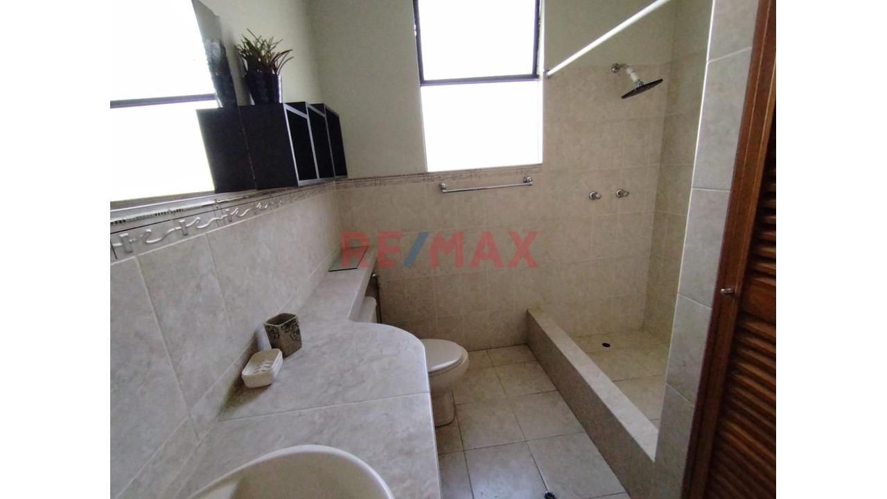 Alquilo Lindo Departamento En 4To Piso En Urb Country Club Av Fortunato Chirichigno Piura — foto 5