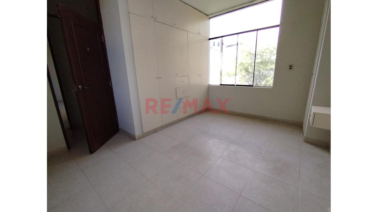 Alquilo Lindo Departamento En 4To Piso En Urb Country Club Av Fortunato Chirichigno Piura — foto 9