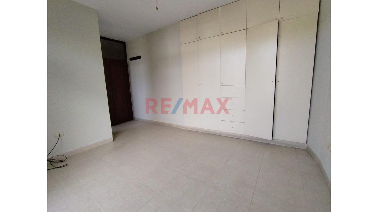 Alquilo Lindo Departamento En 4To Piso En Urb Country Club Av Fortunato Chirichigno Piura — foto 8