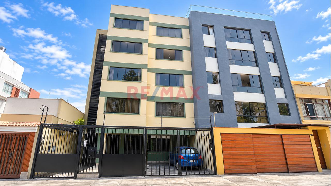Venta De Departamento Frente A Parque En La Urb Los Cipreces - Lima — foto 2