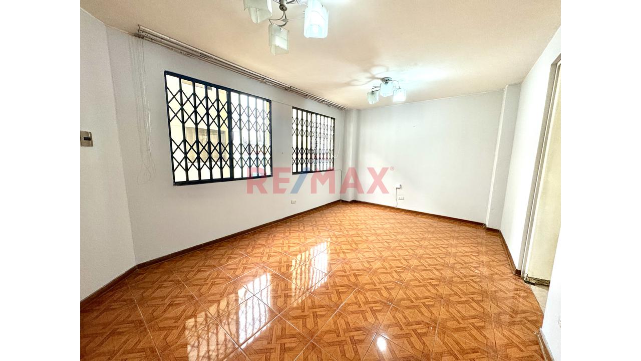 Departamento En Cuarto Piso, Excelente Ubicación, Jesús María — foto 2