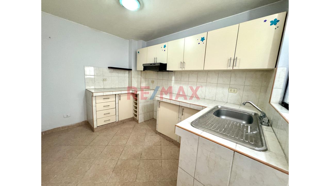 Departamento En Cuarto Piso, Excelente Ubicación, Jesús María — foto 5