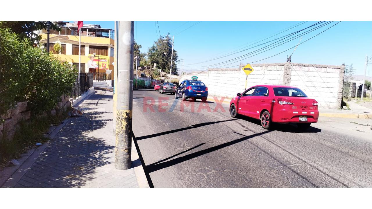 Alquiler De Amplio Terreno Rustico En Avenida , Cerca A Los Toritos De Carmen Alto Cayma - 3
