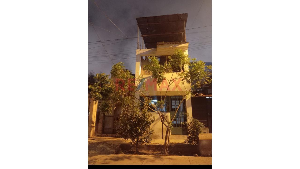 ¡Ocasion! Casa En Venta De 2 Pisos Con Potencial De Inversion En Villa El Salvador - 1
