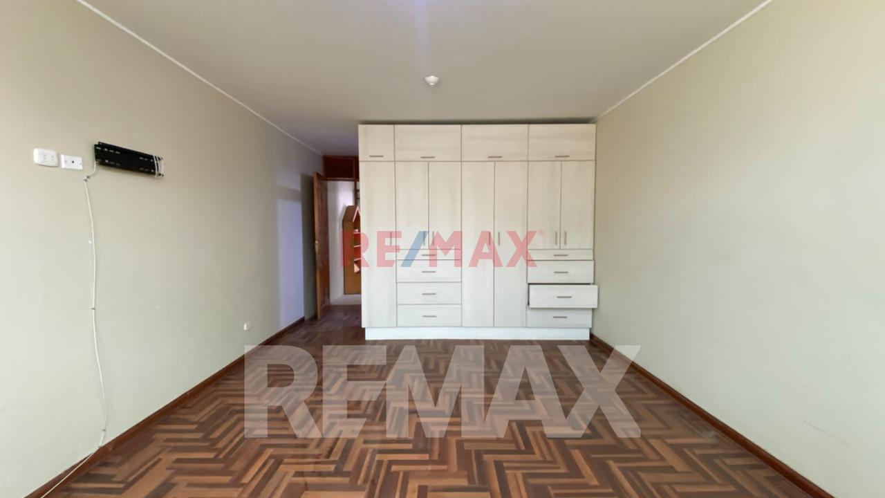 Casa De 3 Pisos + Azotea En Venta, Ideal Para Familia Grande O Inversión, Ubicada En Chorrillos. - 14