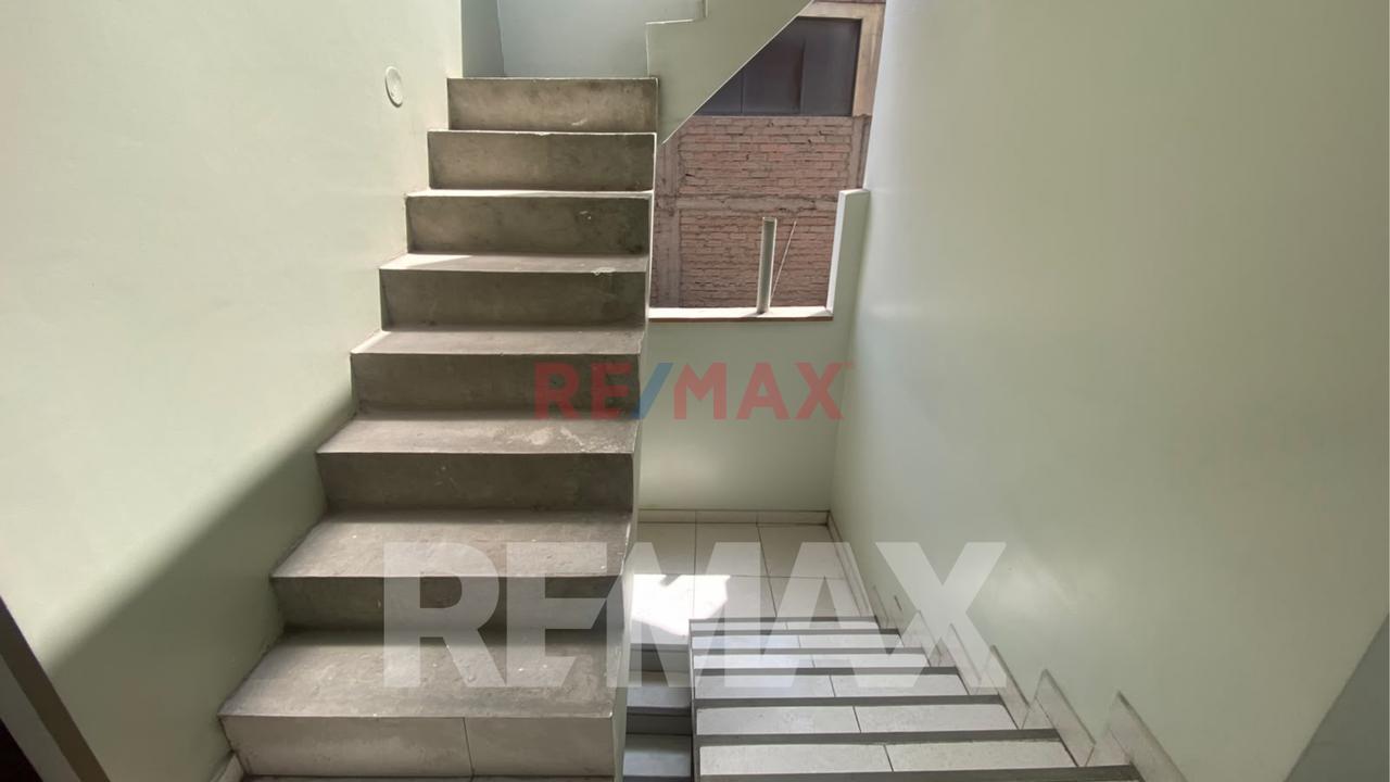 Casa De 3 Pisos + Azotea En Venta, Ideal Para Familia Grande O Inversión, Ubicada En Chorrillos. - 2
