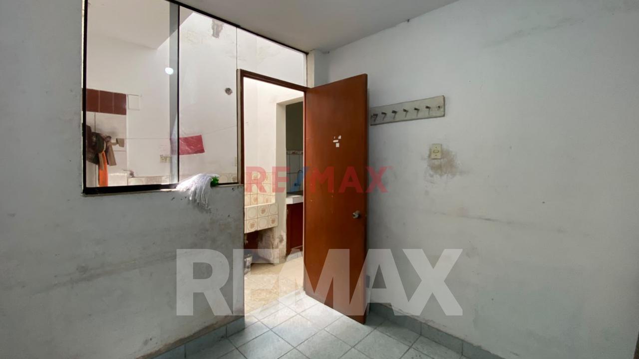 Casa De 3 Pisos + Azotea En Venta, Ideal Para Familia Grande O Inversión, Ubicada En Chorrillos. - 21