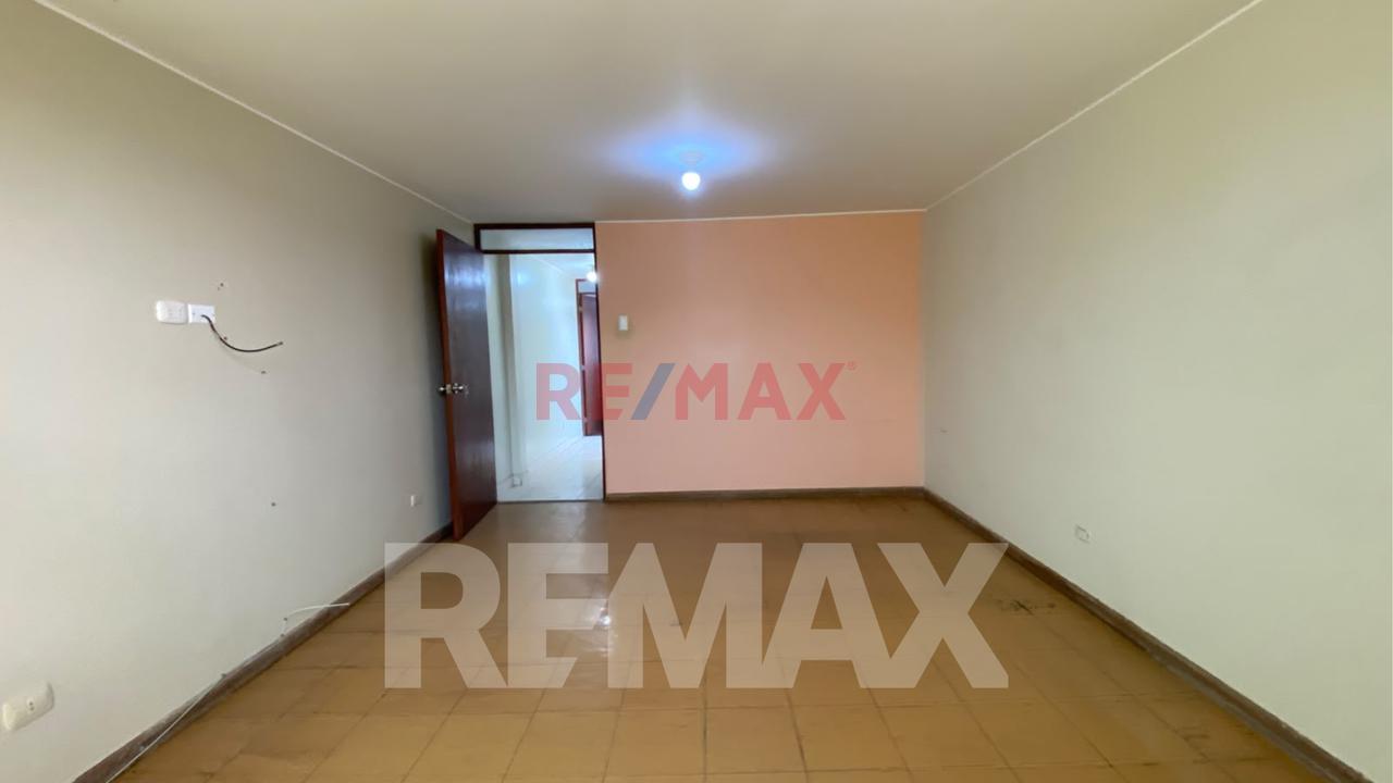 Casa De 3 Pisos + Azotea En Venta, Ideal Para Familia Grande O Inversión, Ubicada En Chorrillos. - 11