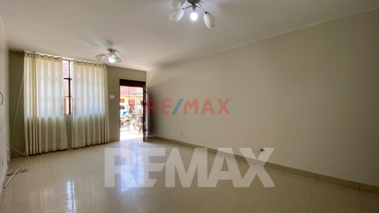 Casa De 3 Pisos + Azotea En Venta, Ideal Para Familia Grande O Inversión, Ubicada En Chorrillos. - 15