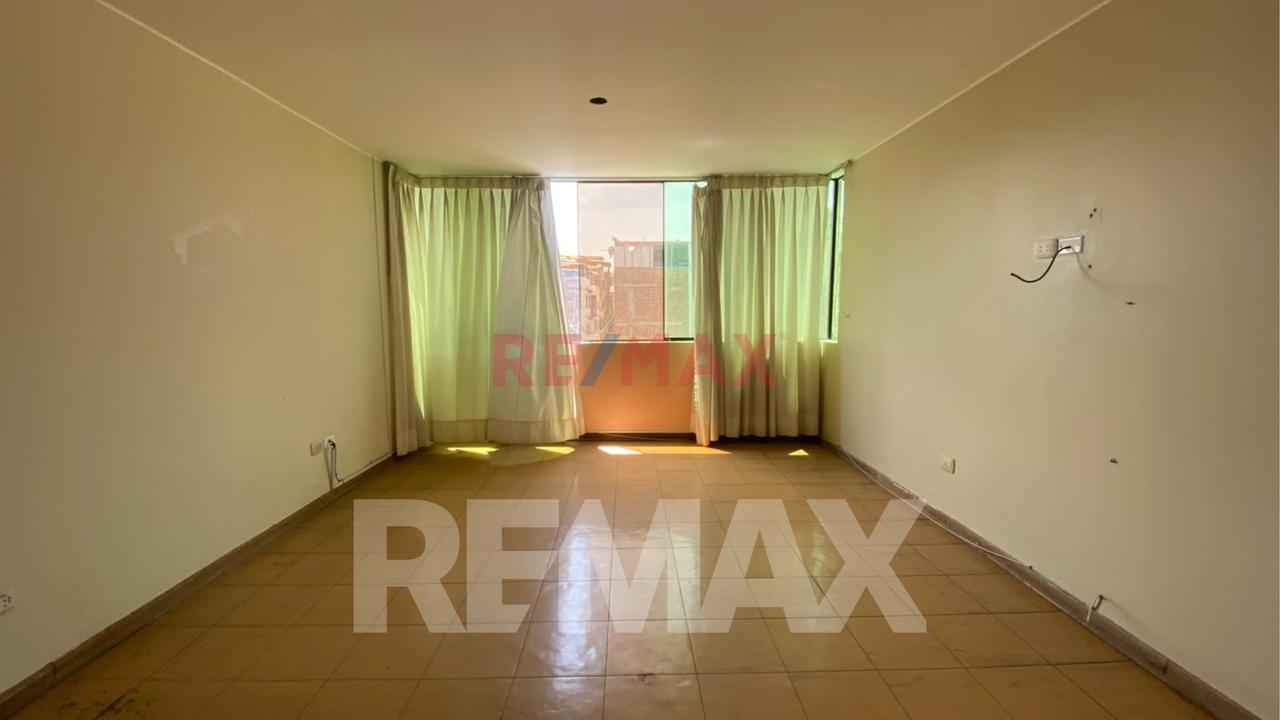 Casa De 3 Pisos + Azotea En Venta, Ideal Para Familia Grande O Inversión, Ubicada En Chorrillos. - 12