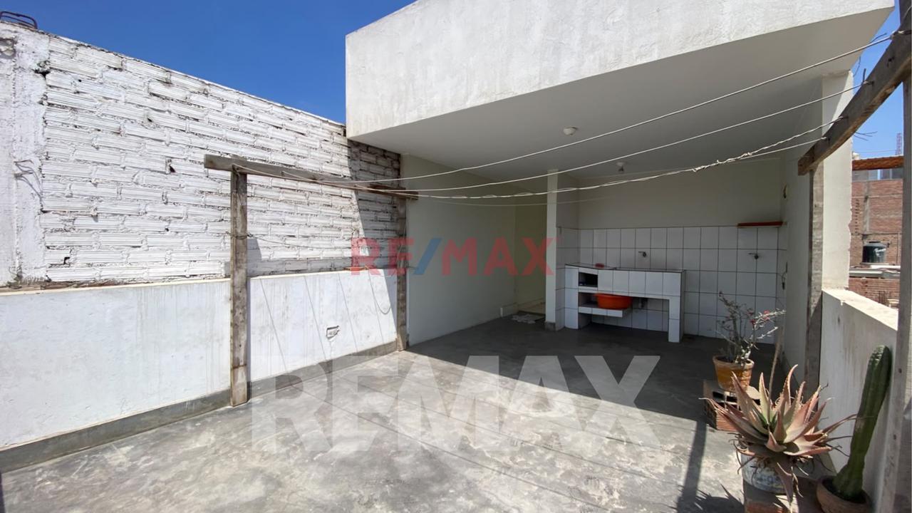Casa De 3 Pisos + Azotea En Venta, Ideal Para Familia Grande O Inversión, Ubicada En Chorrillos. - 5