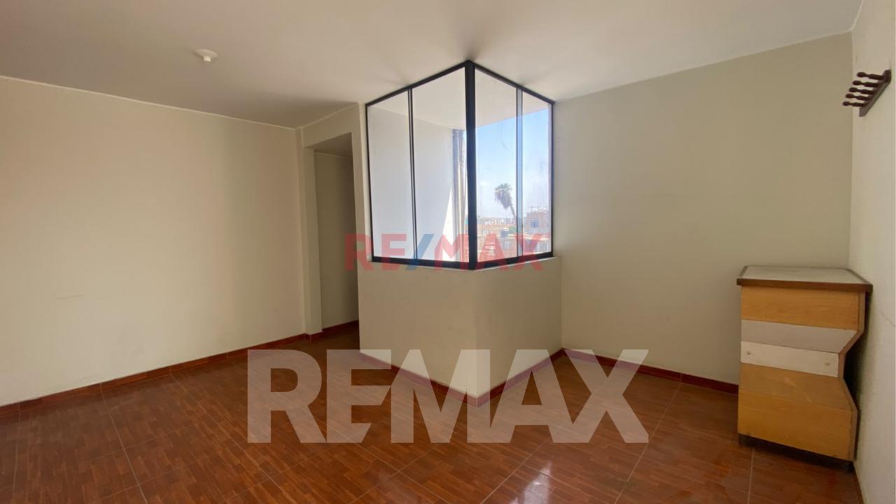 Casa De 3 Pisos + Azotea En Venta, Ideal Para Familia Grande O Inversión, Ubicada En Chorrillos. - 3
