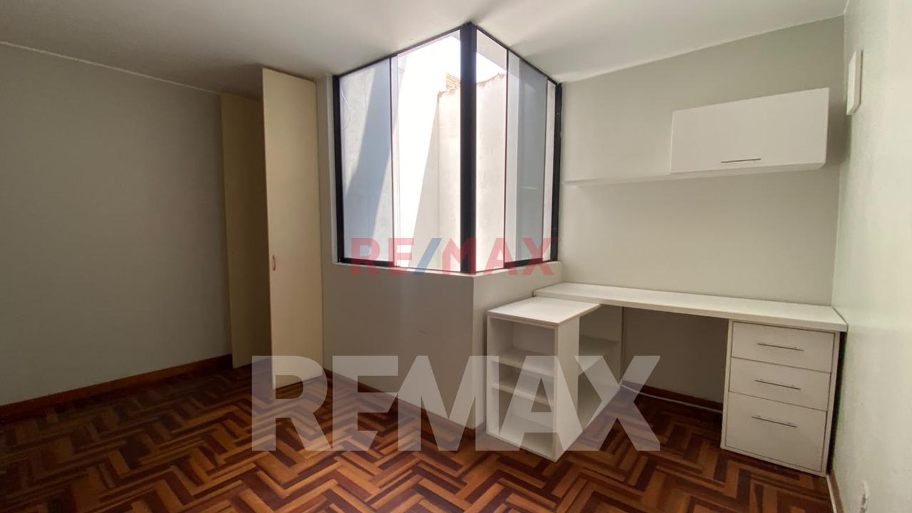 Casa De 3 Pisos + Azotea En Venta, Ideal Para Familia Grande O Inversión, Ubicada En Chorrillos. - 13