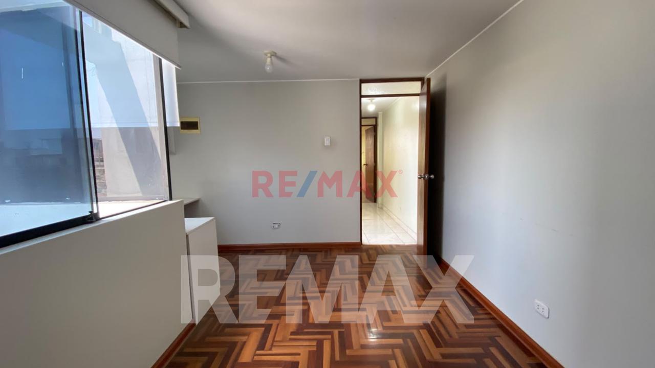 Casa De 3 Pisos + Azotea En Venta, Ideal Para Familia Grande O Inversión, Ubicada En Chorrillos. - 8