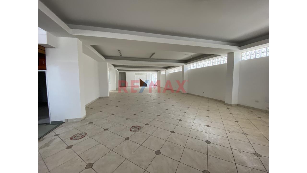 Alquiler De Amplio Local Comercial En Esquina – Villa María Del Triunfo - 3