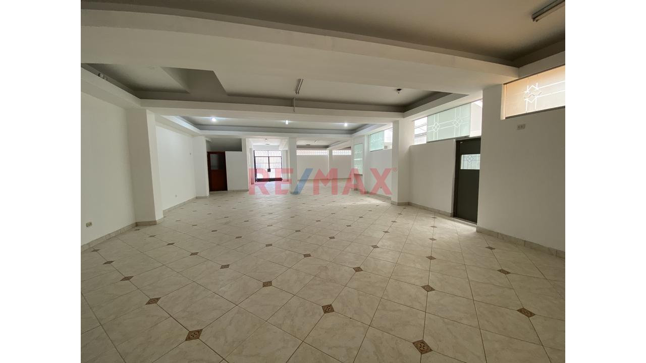 Alquiler De Amplio Local Comercial En Esquina – Villa María Del Triunfo - 5
