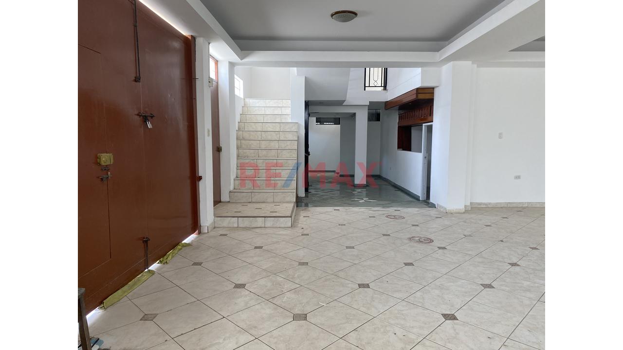 Alquiler De Amplio Local Comercial En Esquina – Villa María Del Triunfo - 2